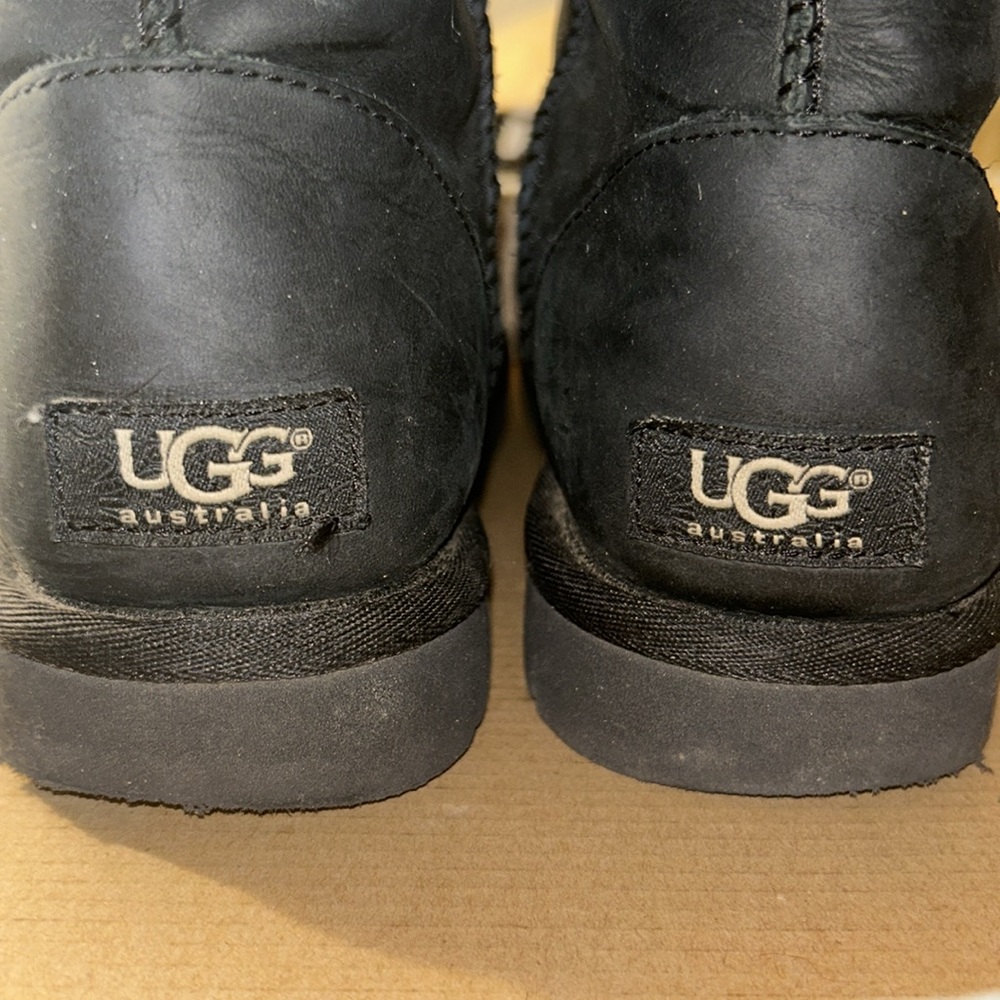 Black UGG W Classic short Leather boots